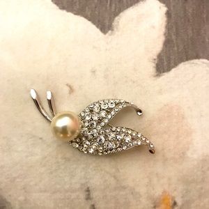 Vintage Inspired Rhinestone Brooch Pin 🦋
